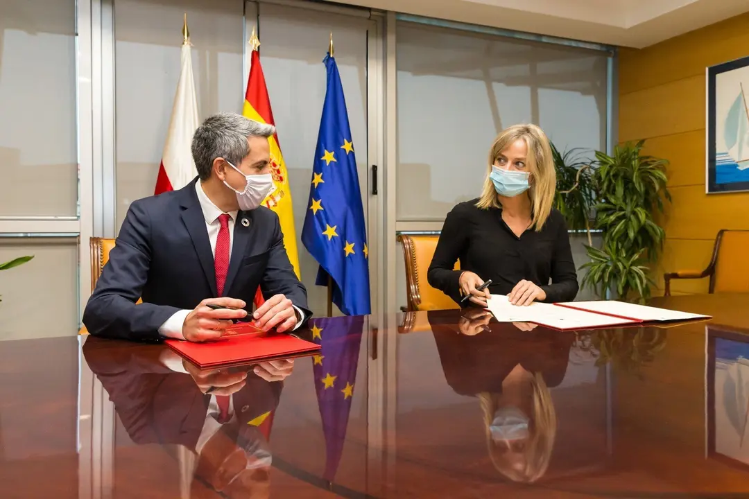 El vicepresidente del Gobierno y la alcaldesa de Castro Urdiales firman un convenio de colaboraci&oacute;n para rehabilitar el Cargadero mineral de D&iacute;cido de Mio&ntilde;o, en Castro Urdiales