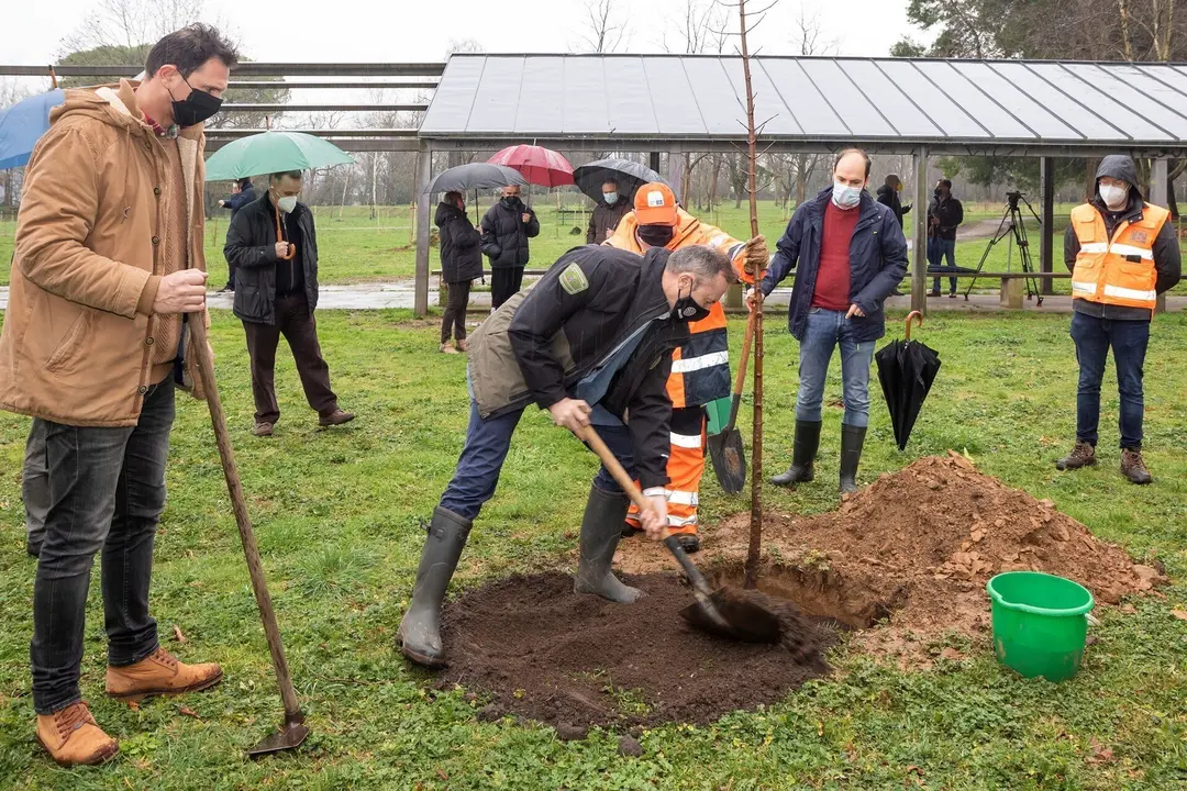 El consejero de Medio Ambiente, Guillermo Blanco, asiste al programa de reforestaci&oacute;n de &aacute;rboles aut&oacute;ctonos en La Viesca.