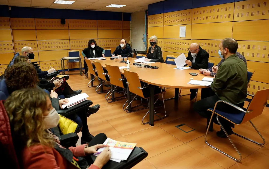 La consejera de Educaci&oacute;n y Formaci&oacute;n Profesional, Marina Lomb&oacute;, preside la Mesa Sectorial de Educaci&oacute;n.