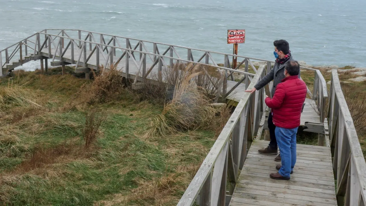 El portavoz del PSOE Santander, Daniel Fern&aacute;ndez, en la senda costera