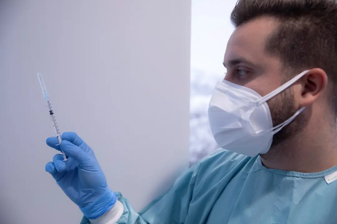 Un sanitario manipula una jeringa con la vacuna de Pfizer / BioNtech contra la Covid-19 en el hospital. 