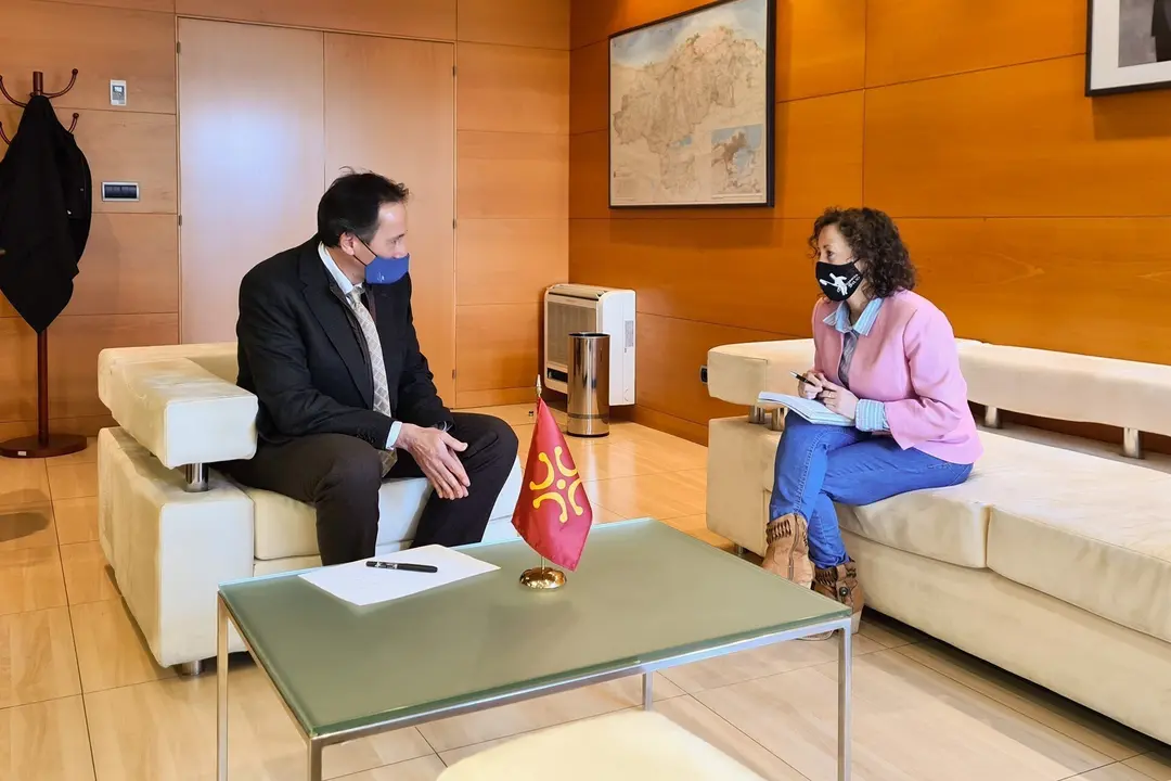 El consejero de Obras P&uacute;blicas, Ordenaci&oacute;n del Territorio y Urbanismo, Jos&eacute; Luis Gochicoa, se re&uacute;ne con la alcaldesa de Molledo, Ver&oacute;nica Mantec&oacute;n