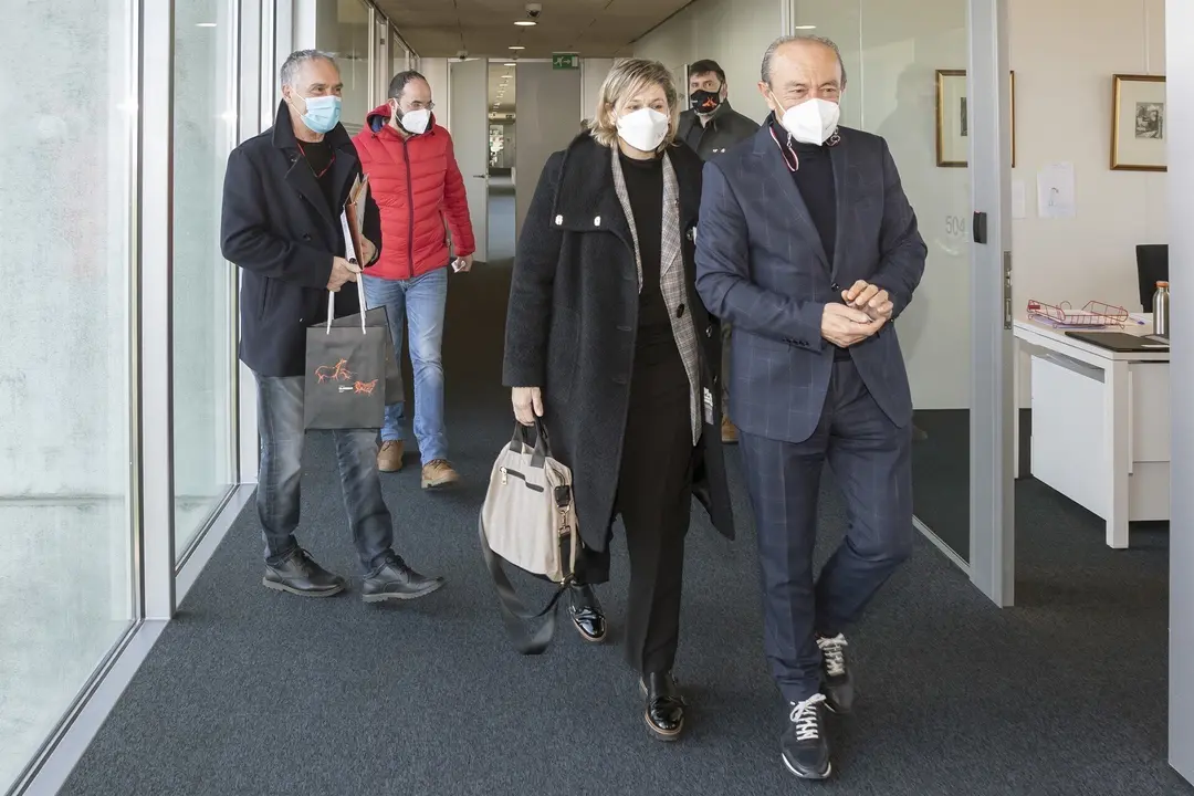 El consejero de Industria, Turismo, Innovaci&oacute;n, Transporte y Comercio, Javier L&oacute;pez Marcano, recibe a la alcaldesa de Camargo, Esther Bolado.