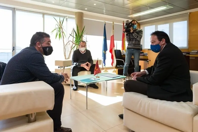 12:00.- Despacho del consejero. El consejero de Obras P&uacute;blicas, Ordenaci&oacute;n del Territorio y Urbanismo, Jos&eacute; Luis Gochicoa, recibe al alcalde de Argo&ntilde;os, Jos&eacute; Barruetabe&ntilde;a. 8 de febrero de 2021 &copy; Ra&uacute;l Lucio