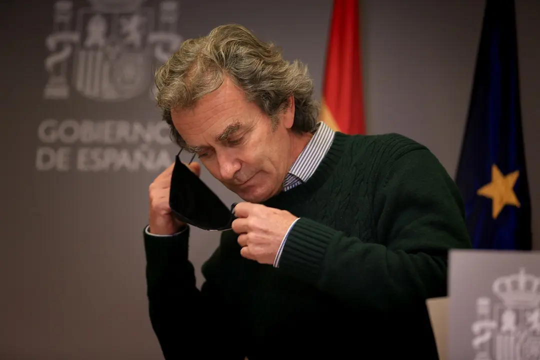 El director del Centro de Coordinaci&oacute;n de Alertas y Emergencias Sanitarias (CCAES), Fernando Sim&oacute;n se quita la mascarilla durante una rueda de prensa convocada ante los medios de comunicaci&oacute;n en el Ministerio de Sanidad para informar sobre la evoluci&oacute;n de