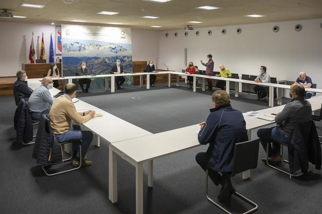 Reuni&oacute;n Consejer&iacute;a de Ganader&iacute;a con representantes del sector primario por la inclusi&oacute;n del lobo en el listado de especies de especial protecci&oacute;n