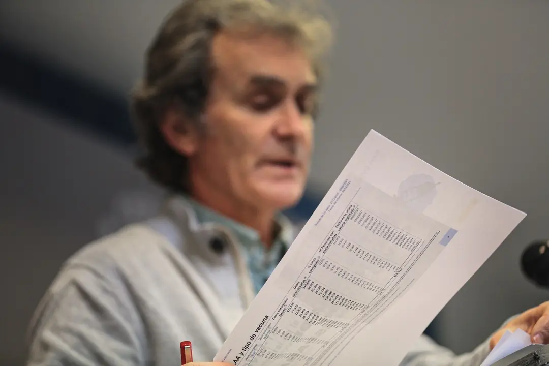 El director del Centro de Coordinaci&oacute;n de Alertas y Emergencias Sanitarias (CCAES), Fernando Sim&oacute;n con documentos durante una rueda de prensa convocada ante los medios de comunicaci&oacute;n en el Ministerio de Sanidad para informar sobre la evoluci&oacute;n del corona