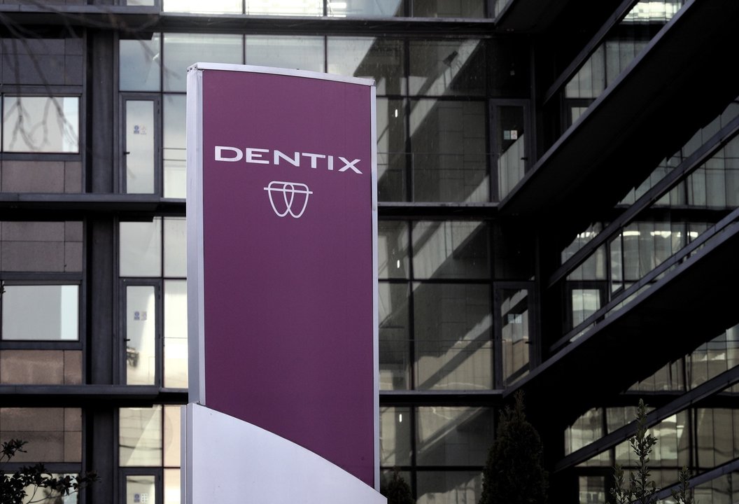 Logo de Dentix en la sede de la firma de salud dental, situada calle de la Ribera del Loira