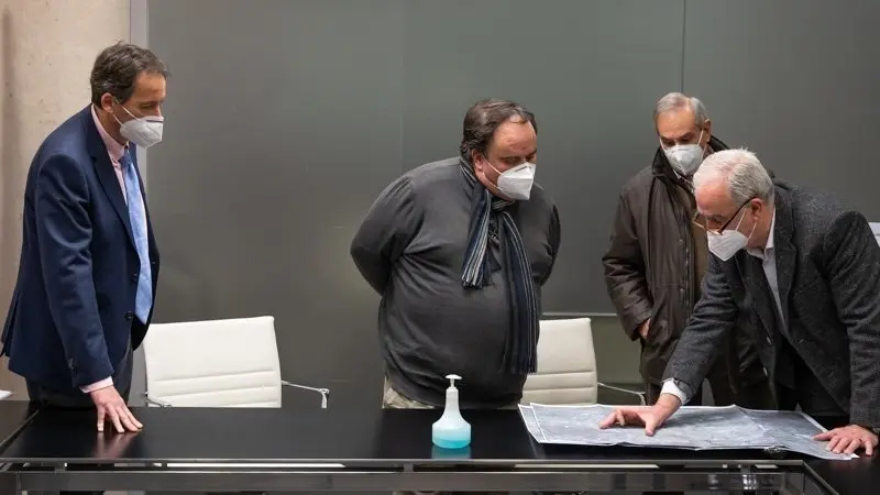 10:00 horas. Despacho del consejero de Obras P&uacute;blicas, Ordenaci&oacute;n del Territorio y Urbanismo. El consejero de Obras P&uacute;blicas, Ordenaci&oacute;n del Territorio y Urbanismo, Jos&eacute; Luis Gochicoa, se re&uacute;ne con el alcalde de Casta&ntilde;eda, Santiago Mantec&oacute;n &copy; Gonzalo Rogina 9 de febrero de 2021