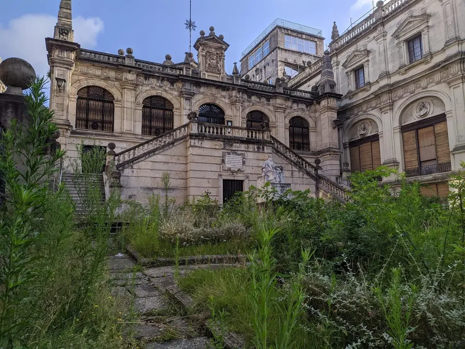 Edificio del MAS y biblioteca