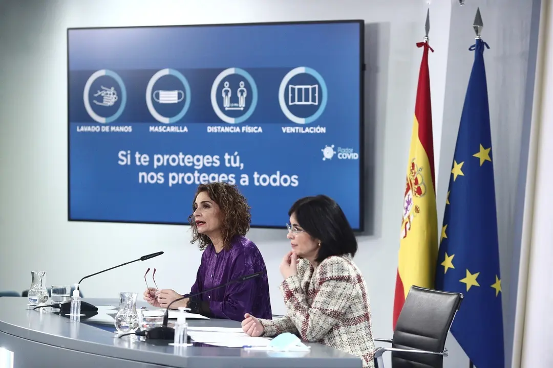 La ministra portavoz y de Hacienda, Mar&iacute;a Jes&uacute;s Montero (i), y la ministra de Sanidad, Carolina Darias, comparecen en rueda de prensa posterior al Consejo de Ministros en Moncloa, Madrid (Espa&ntilde;a), a 9 de febrero de 2021. La comparecencia se produce tras u