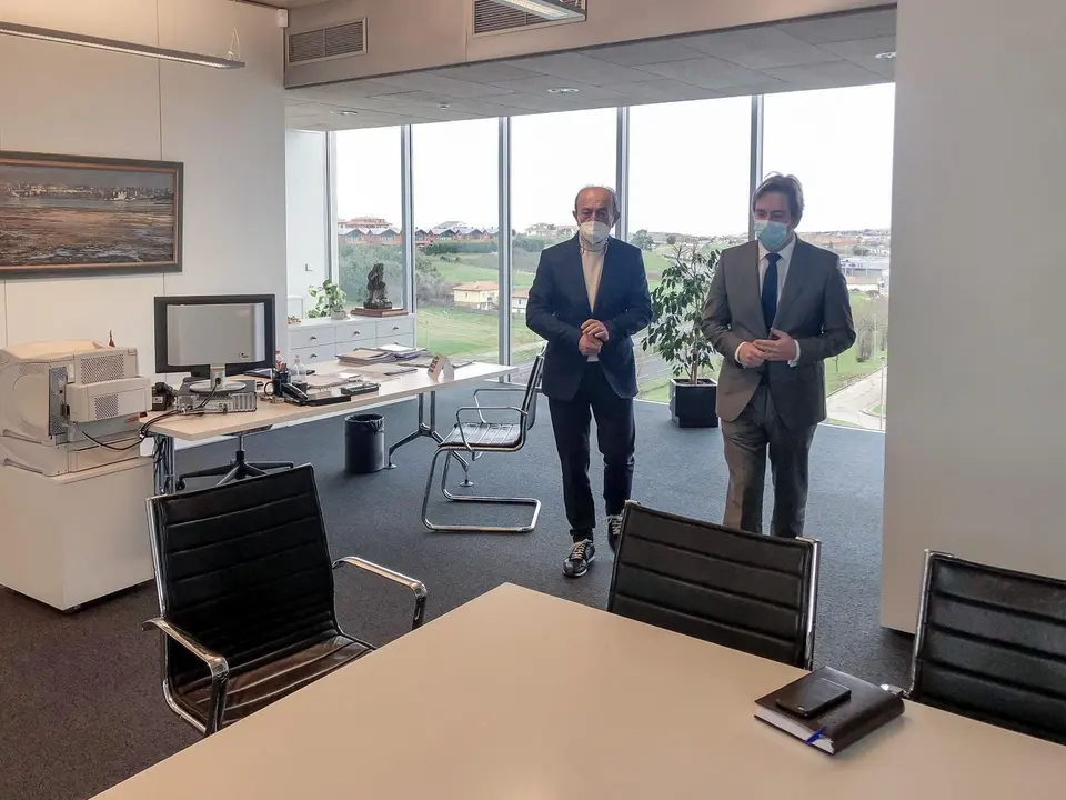 El Consejero De Industria, Turismo, Innovaci&oacute;n, Transporte Y Comercio, Javier L&oacute;pez Marcano, Se Entrevista Con El Presidente De La Federaci&oacute;n De Municipios De Cantabria Y Alcalde De Reoc&iacute;n, Pablo Diestro