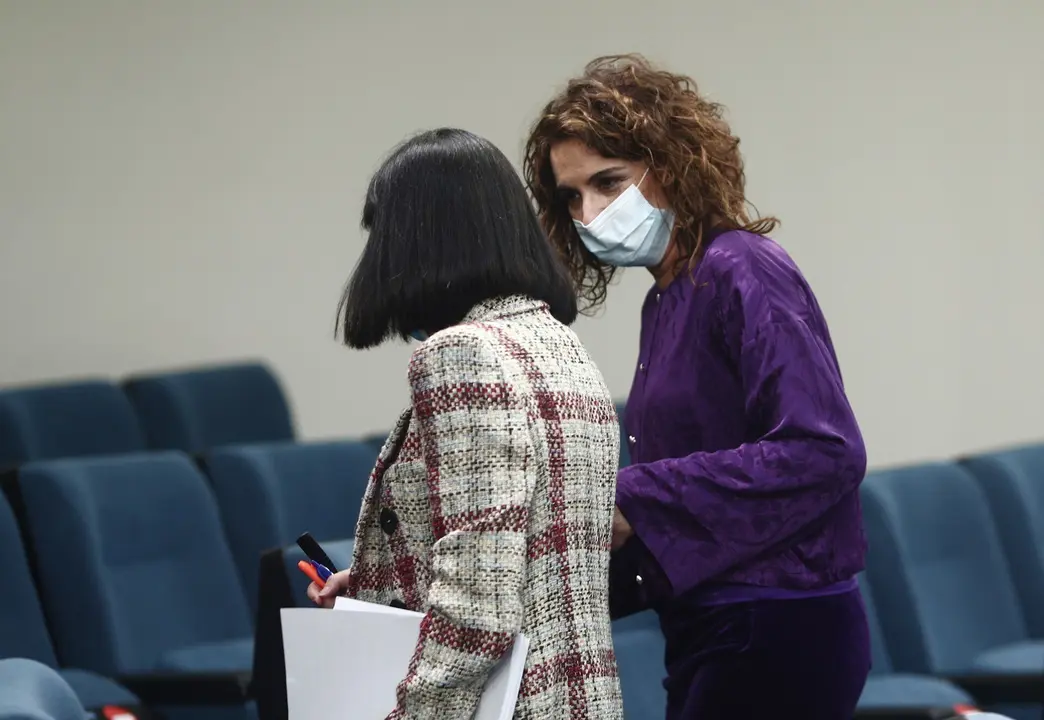 La ministra portavoz y de Hacienda, Mar&iacute;a Jes&uacute;s Montero (d), y la ministra de Sanidad, Carolina Darias, al finalizar una rueda de prensa posterior al Consejo de Ministros en Moncloa, Madrid (Espa&ntilde;a), a 9 de febrero de 2021. La comparecencia se produce tra