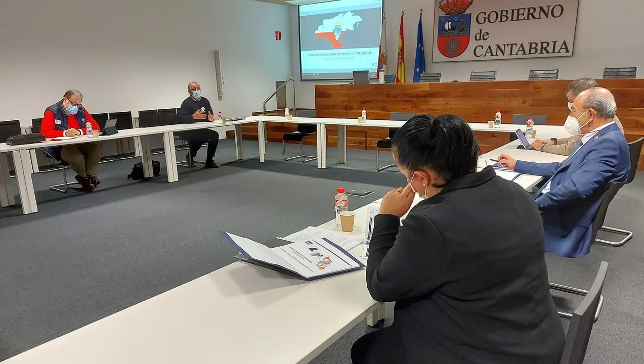 El consejero de Industria, Javier L&oacute;pez Marcano, a la derecha, en la reuni&oacute;n con miembros de la Plataforma Rural Inteligente