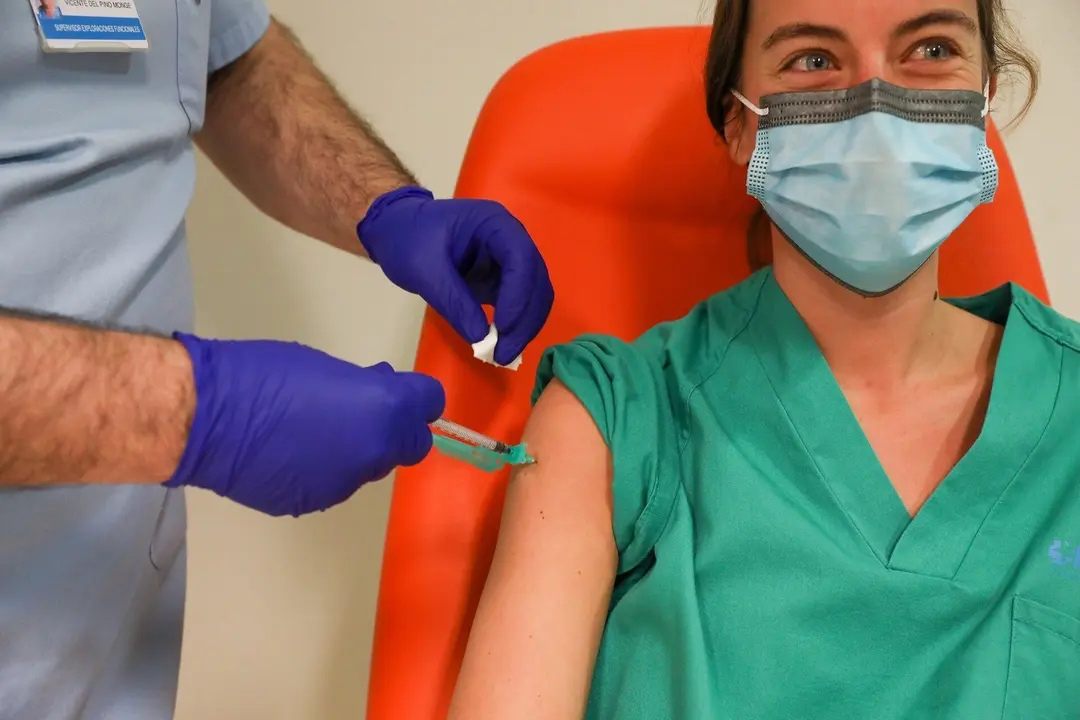 Un trabajador sanitario inyecta una dosis de la de Pfizer-BioNTech contra la Covid-19 a una sanitaria del Hospital Infanta Sof&iacute;a de San Sebasti&aacute;n de los Reyes, Madrid (Espa&ntilde;a), a 9 de febrero de 2021. Los sanitarios comenzaron a vacunarse en el hospital e