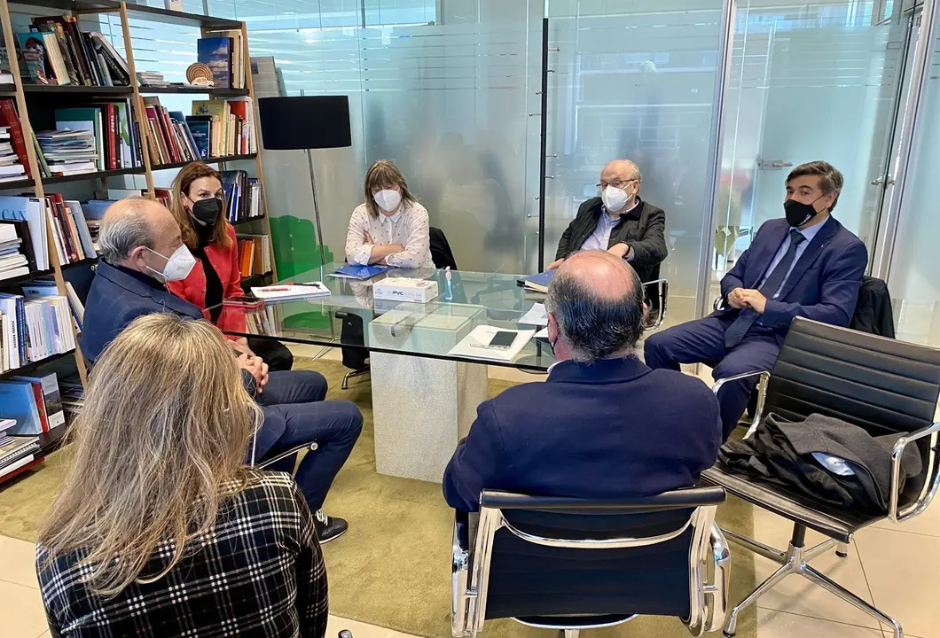 El consejero, Javier L&oacute;pez Marcano, con el presidente de Asociaci&oacute;n de Agencias de Viajes y Operadores de Turismo de Cantabria, Eduardo Garc&iacute;a