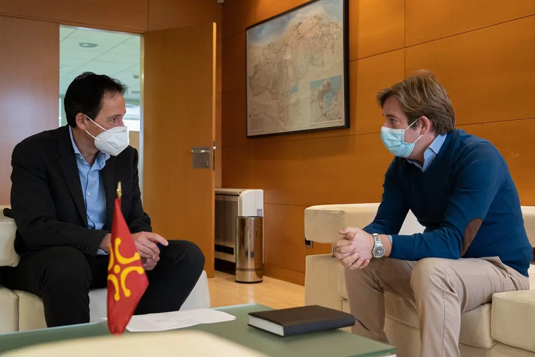 Reuni&oacute;n del consejero de Obras P&uacute;blicas,, Jos&eacute; Luis Gochicoa, con el alcalde de Reoc&iacute;n, Pablo Diestro.