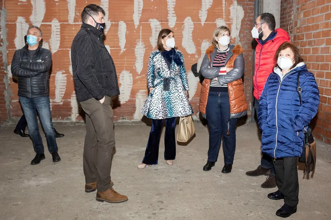La consejera de Presidencia, Paula Fern&aacute;ndez, y la alcaldesa de Camargo, Esther Bolado, durante la visita