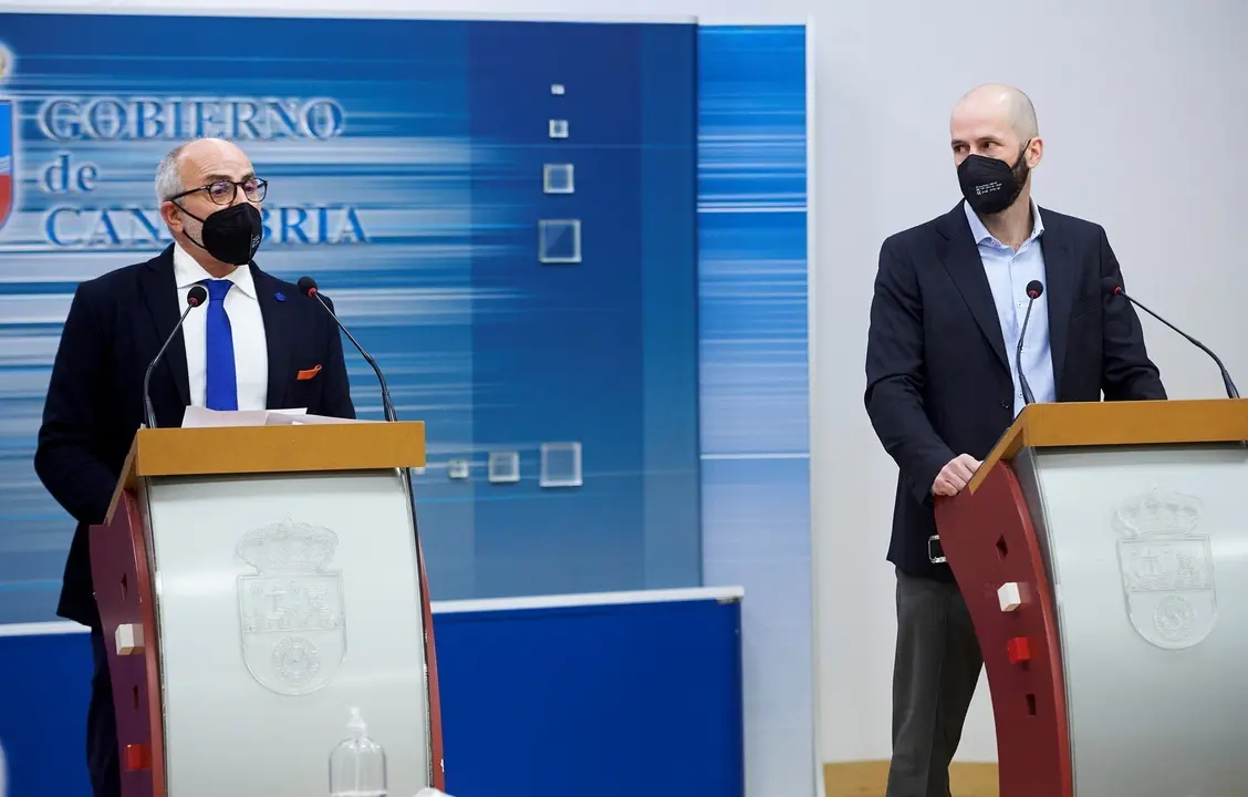 El consejero de Sanidad de Cantabria, Miguel Rodr&iacute;guez (i), acompa&ntilde;ado del director general de Salud P&uacute;blica, Reinhard Wallmann