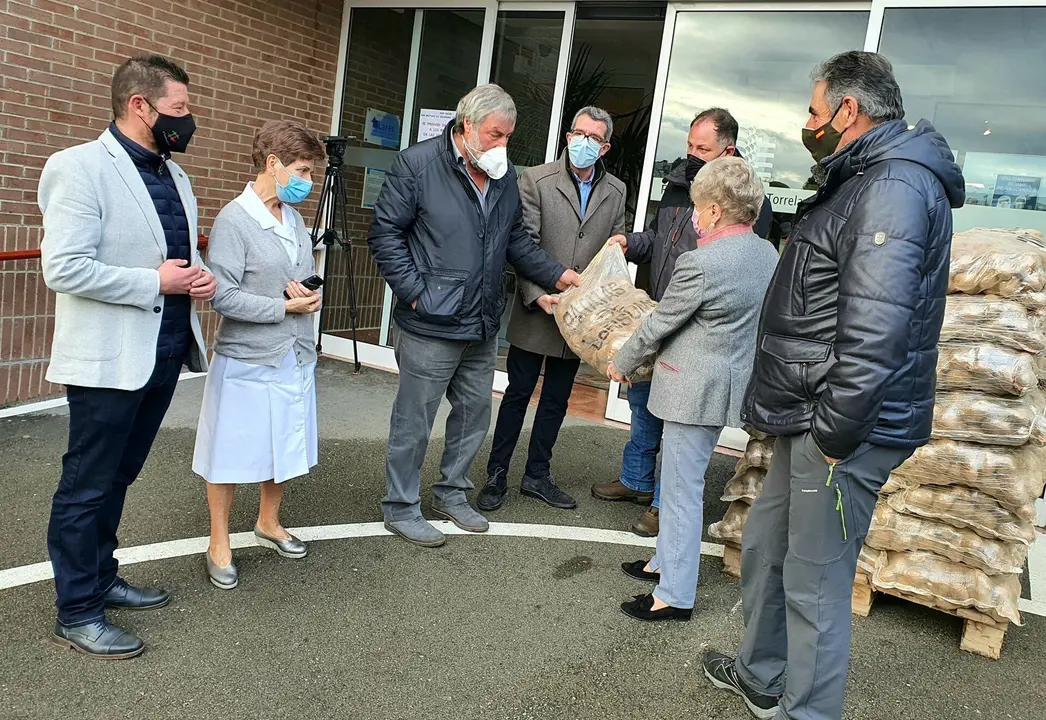 Valderredible entrega 5.000 kilos de patatas a la Fundaci&oacute;n Asilo de Torrelavega