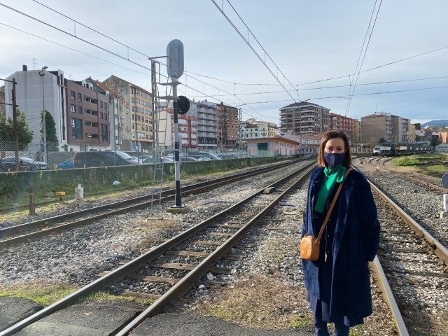 La portavoz del PP de Torrelavega, Marta Fernández Teieiro, junto a las vías del tren