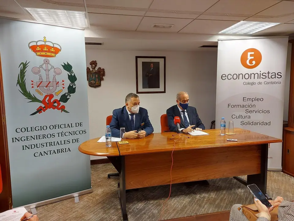 Los presidentes de los colegios oficiales de Ingenieros T&eacute;cnicos Industriales y Economistas, Enrique Gonz&aacute;lez y Fernando Garc&iacute;a, presentan el Bar&oacute;metro Industrial 2020