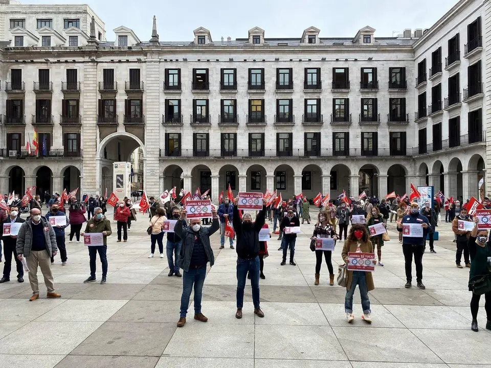 Concentraci&oacute;n de CCOO y UGT en la Plaza Porticada de Santander