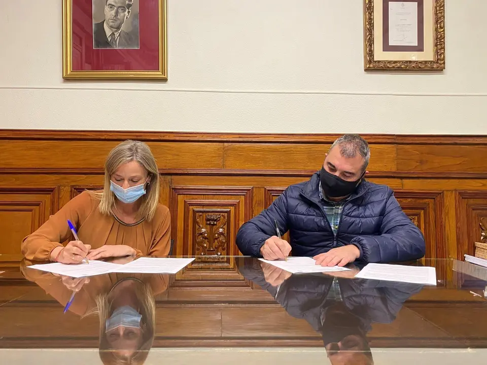 El Ayuntamiento de Castro Urdiales y la empresa Nubip firman un convenio para instalar fibra &oacute;ptica