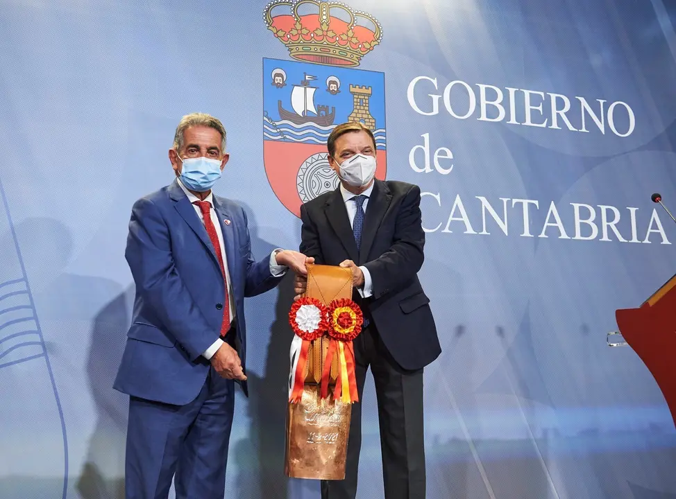 El presidente de Cantabria, Miguel &Aacute;ngel Revilla (i), regala al ministro de Agricultura, Pesca y Alimentaci&oacute;n, Luis Planas (d), un campano ganadero