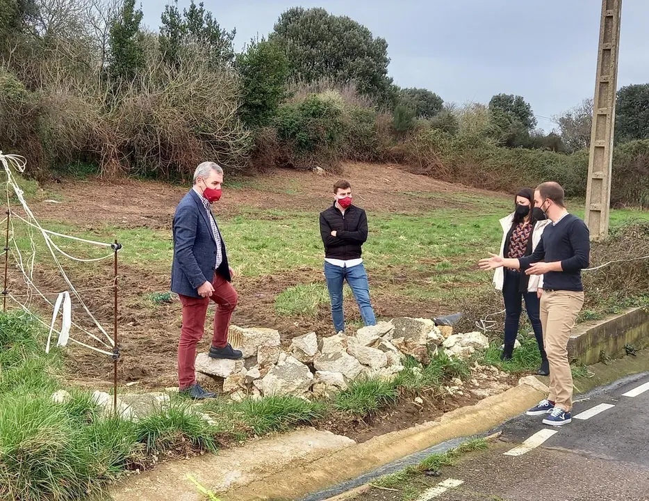 El alcalde, Alberto Garc&iacute;a Onand&iacute;a, junto al concejal de Obras, Luis del Pi&ntilde;al; la concejala de Cultura, Nuria Cardenal, y el concejal de Juventud, &Oacute;scar Varela, visitan uno de los puntos sobre los que se va a actuar para subsanar los problemas de inundac