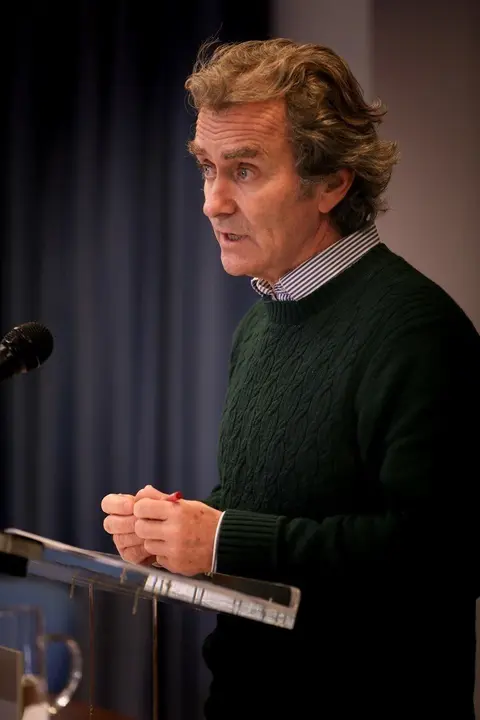 El director del Centro de Coordinaci&oacute;n de Alertas y Emergencias Sanitarias (CCAES), Fernando Sim&oacute;n durante una rueda de prensa convocada ante los medios de comunicaci&oacute;n en el Ministerio de Sanidad para informar sobre la evoluci&oacute;n del coronavirus, en Madri