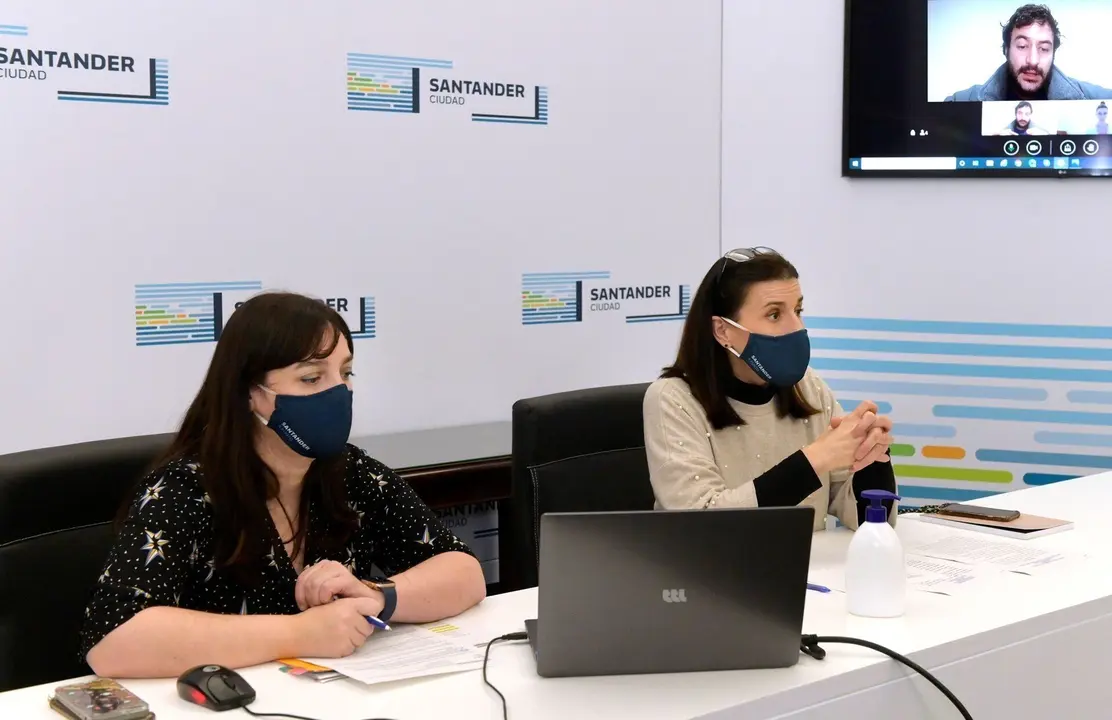 La alcaldesa de Santander y la concejala de Juventud en la reuni&oacute;n
