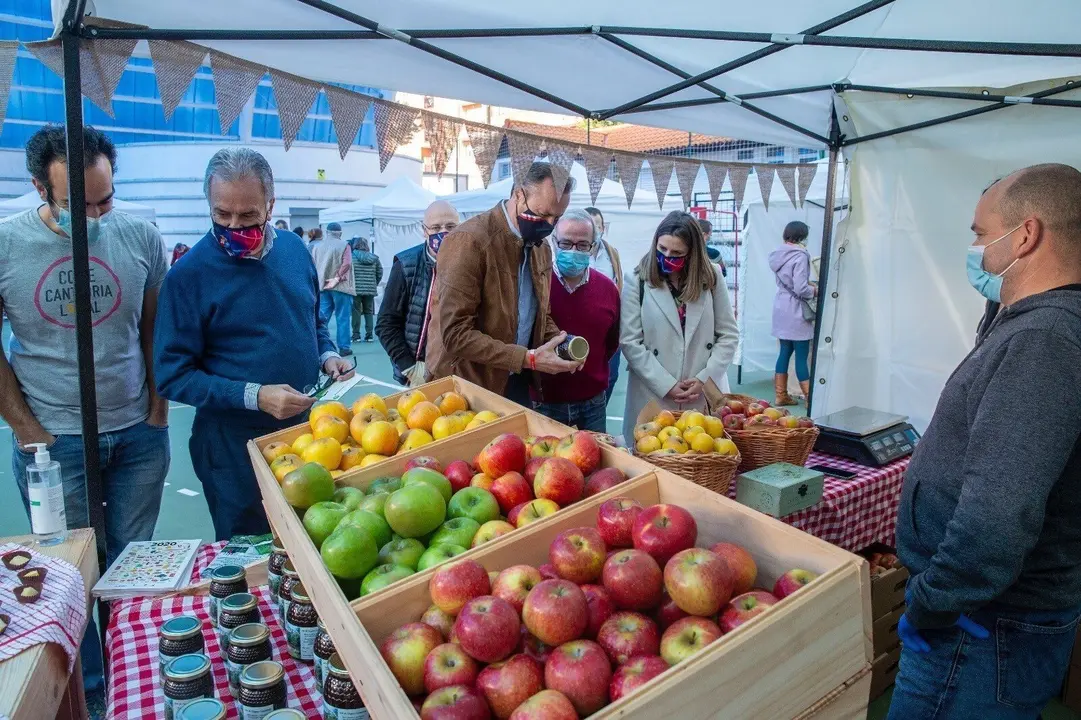 El consejero de Desarrollo Rural y Alimentaci&oacute;n del Gobierno de Cantabria, Guillermo Blanco, en el Mercado de la Tierra de Solares