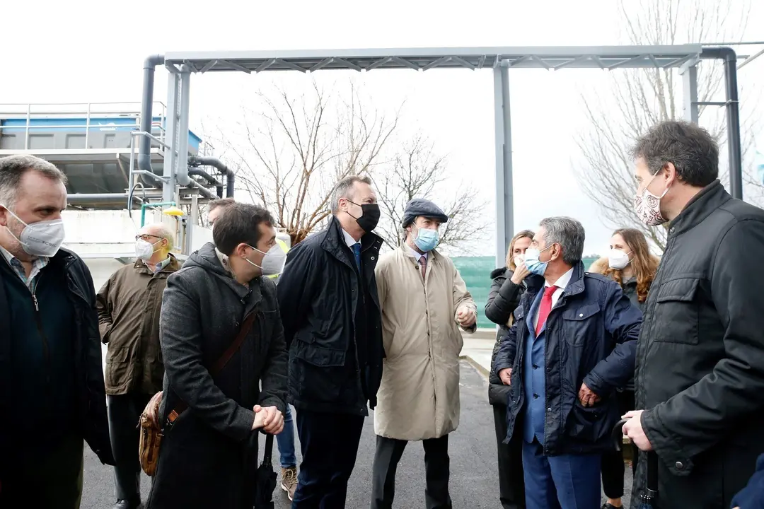 El presidente de Cantabria, Miguel &Aacute;ngel Revilla, y los consejeros de Medio Ambiente, Guillermo Blanco, y Obras P&uacute;blicas, Jos&eacute; Luis Gochicoa, en la inauguraci&oacute;n de las mejoras de la EDARI de Santo&ntilde;a