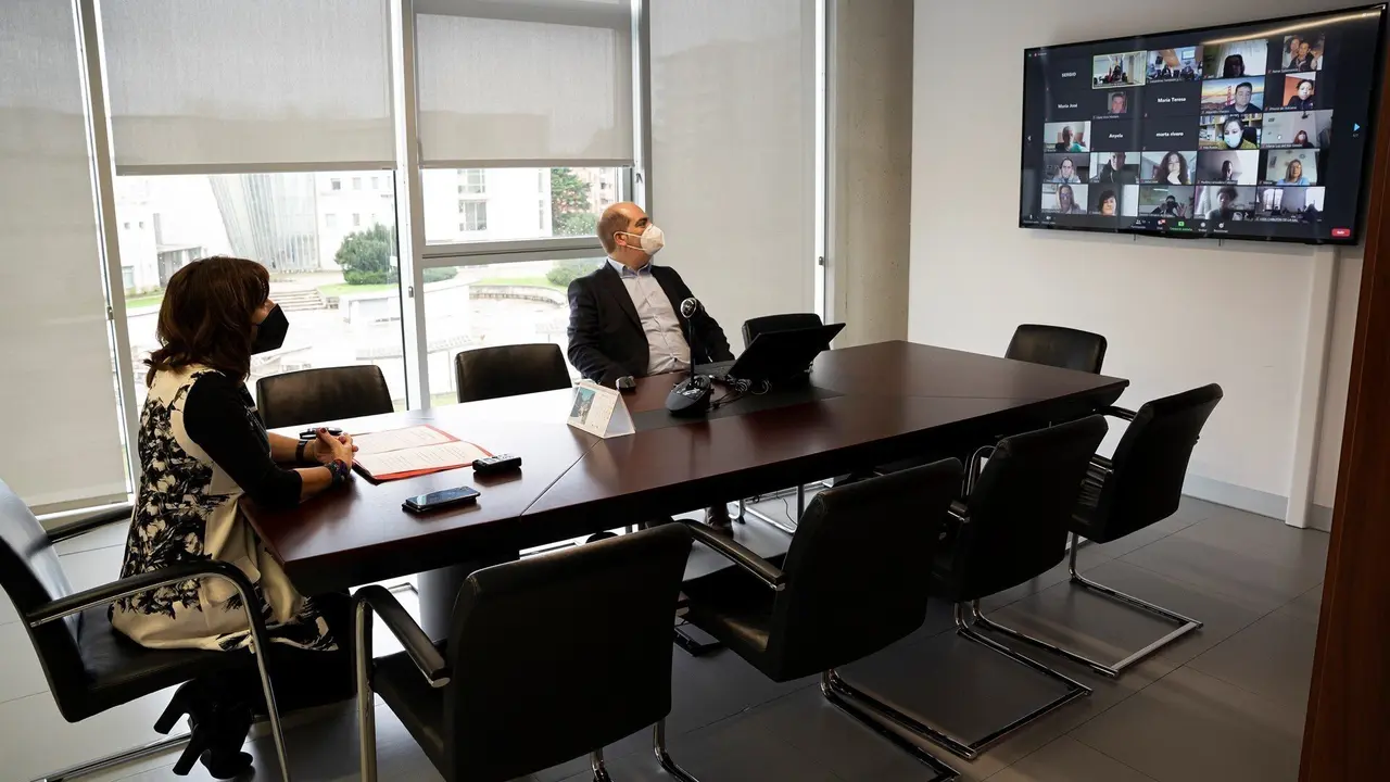 La consejera de Empleo y Pol&iacute;ticas Sociales, Ana Bel&eacute;n &Aacute;lvarez, acompa&ntilde;ada del director del Servicio C&aacute;ntabro de Empleo, Jos&eacute; Manuel Callejo, inaugura por videoconferencia la VIII edici&oacute;n de las Lanzaderas de Empleo y Emprendimiento Solidario de Cantabria