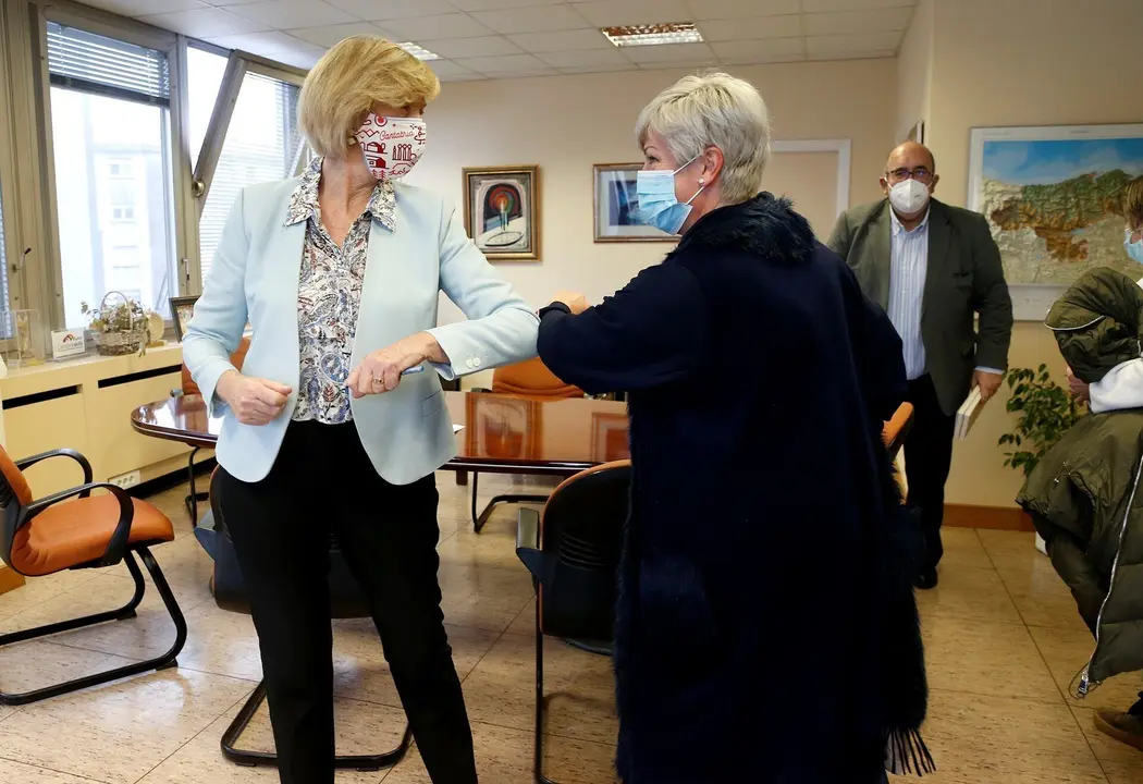 La Consejera De Educaci&oacute;n Y Formaci&oacute;n Profesional, Marina Lomb&oacute;, Recibe A La Alcaldesa De Polanco, Rosa D&iacute;az.