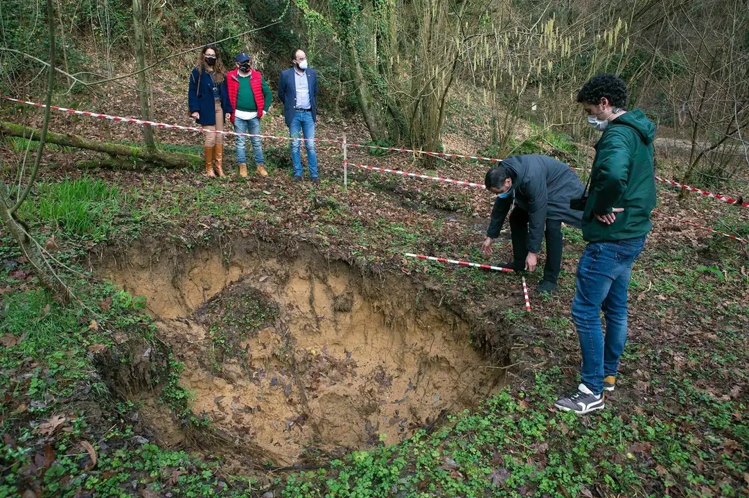 La directora general de Patrimonio Cultural visita el entorno de la Cueva de El Juyo en Camargo para valorar el hundimiento que se ha producido.