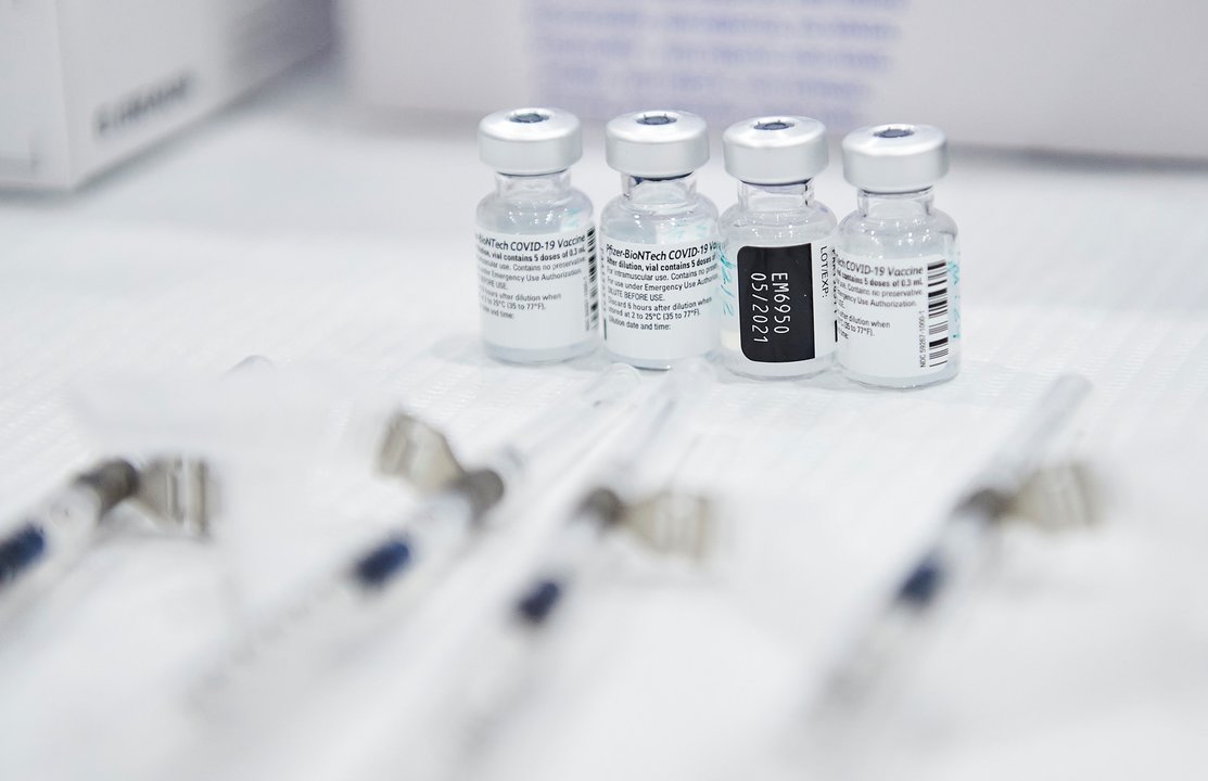 Varios frascos con la segunda dosis de la vacuna de Pfizer-BioNTech contra la Covid-19 en el Hospital Universitario Marqués de Valdecilla, en Santander, Cantabria (España), a 12 de febrero de 2021. Hace más de un mes que el 90% del personal sanitario de e