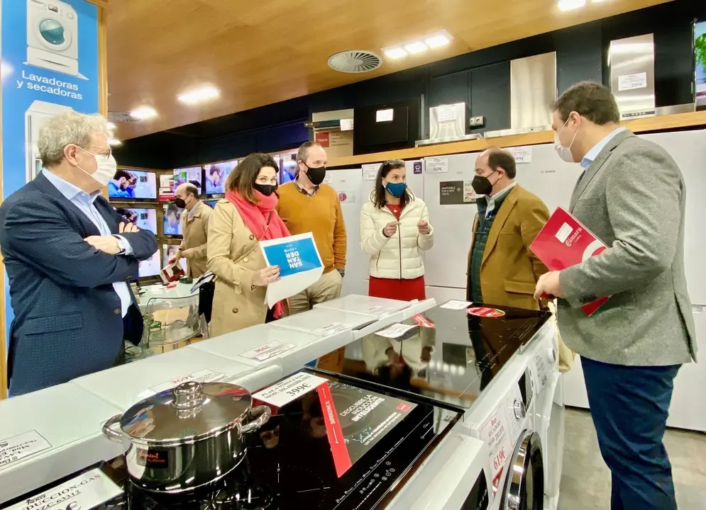 La alcaldesa de Santander y la concejala de Comercio abordan con empresarios el II plan de choque