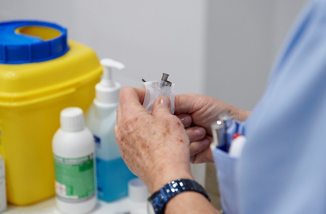 Una sanitaria sostiene el material necesario para la aplicación de la segunda dosis de la vacuna de Pfizer