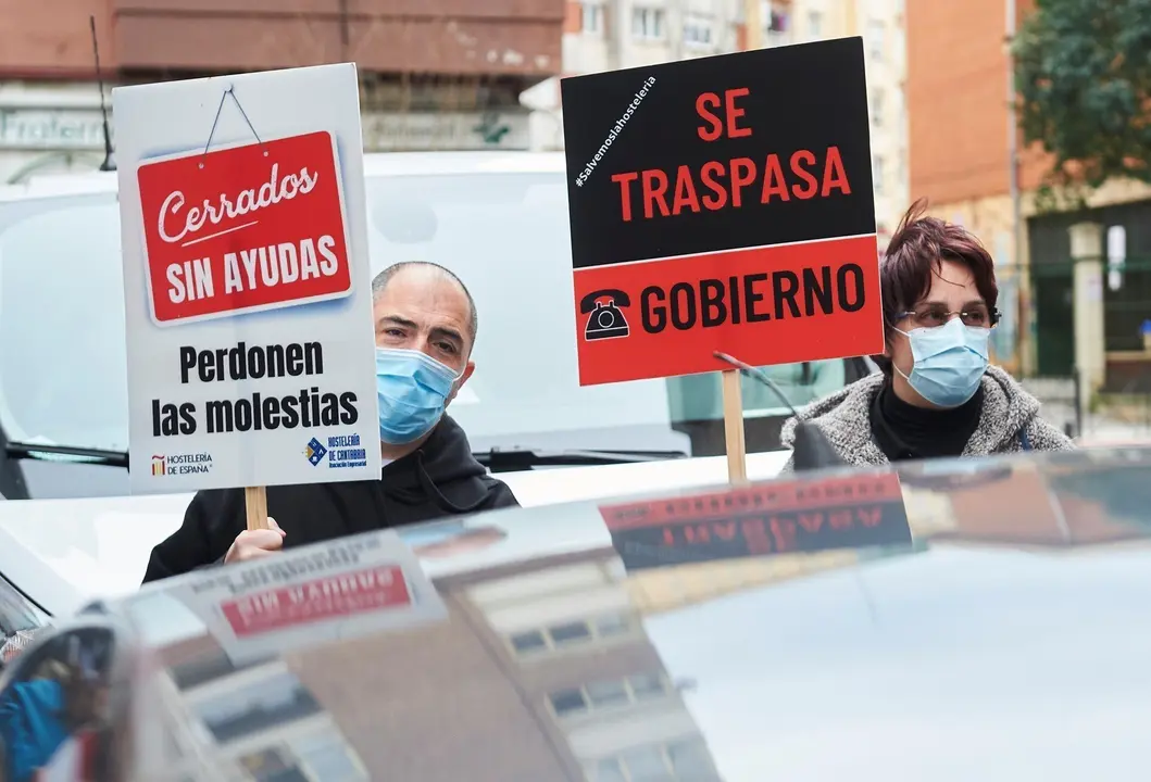 Hosteleros c&aacute;ntabros en una protesta frente a la Consejer&iacute;a de Sanidad