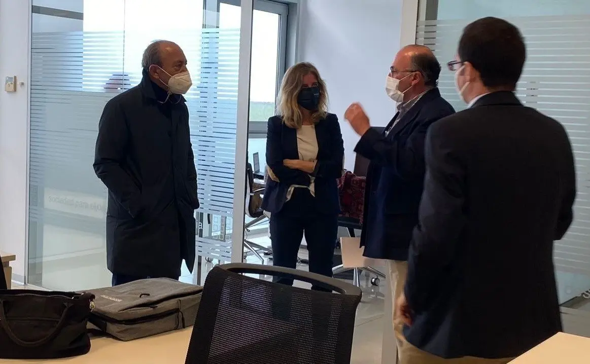 El consejero de Industria, Javier L&oacute;pez Marcano, con miembros de Sodercan