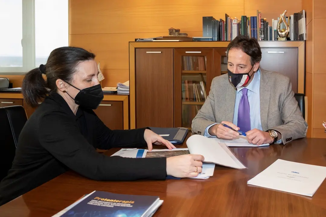 El consejero de Obras P&uacute;blicas, Jos&eacute; Luis Gochicoa, recibe a la alcaldesa de Corvera de Toranzo, M&oacute;nica Quevedo.