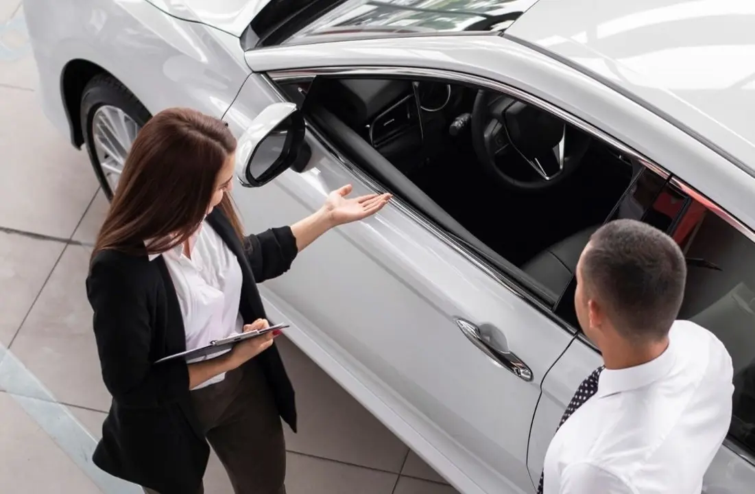 Imagen del interior de un concesionario.