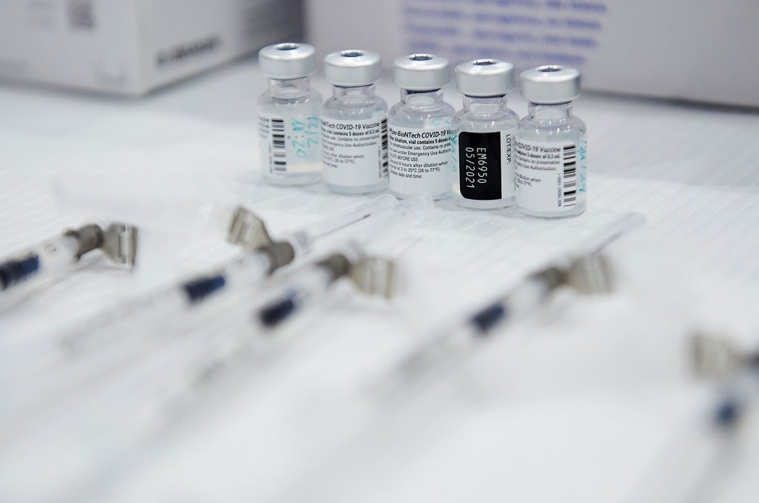 Varias jeringuillas con la segunda dosis de la vacuna de Pfizer-BioNTech contra la Covid-19 en el Hospital Universitario Marqués de Valdecilla