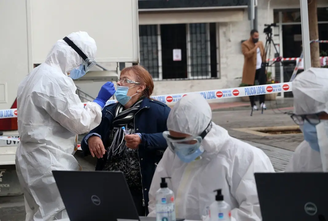 Sanitarios de la Junta de Andaluc&iacute;a, haciendo  los test r&aacute;pidos de ant&iacute;genos PCR, en un cribado masivo en la barriada malague&ntilde;a de La Luz. M&aacute;laga a 04 de febrero del 2021