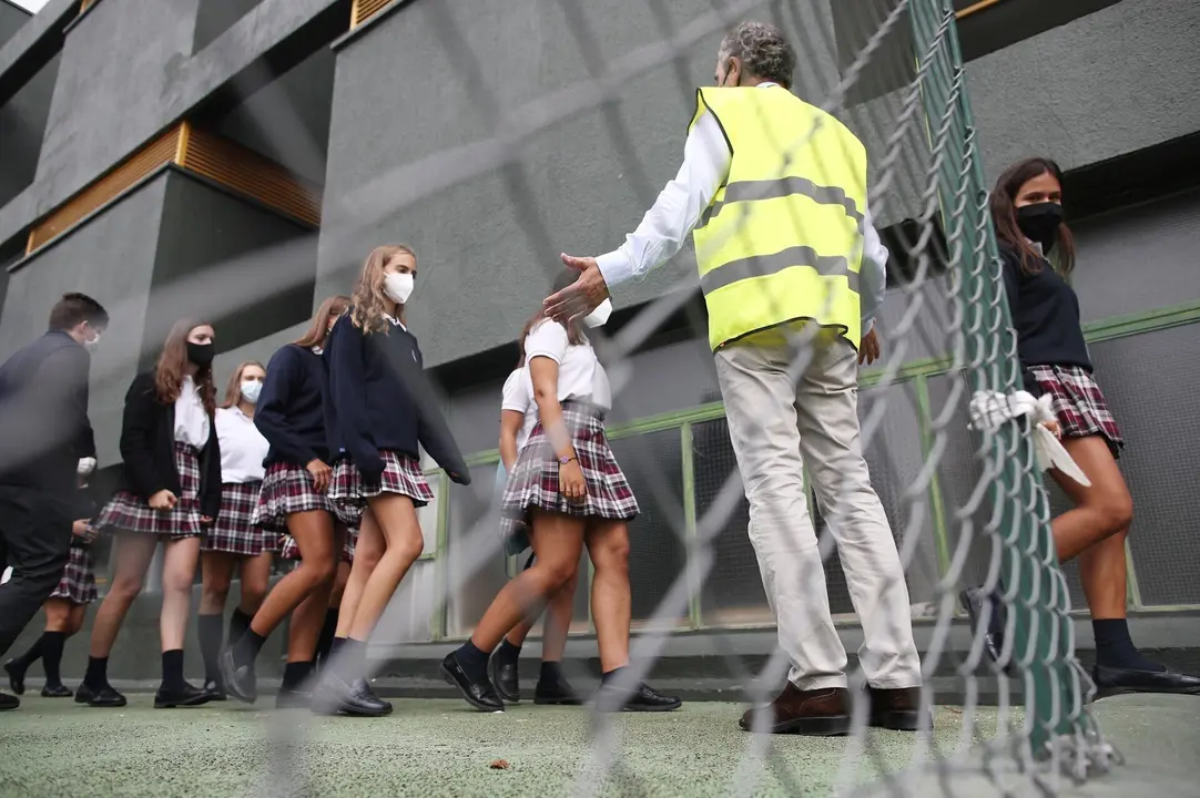 Alumnos caminan por el patio del colegio SEK Ciudalcampo, en San Sebasti&aacute;n de los Reyes, Madrid (Espa&ntilde;a), a 18 de septiembre de 2020. El Colegio internacional y privado SEK Ciudalcampo es uno de los centros educativos que imparte ense&ntilde;a presencial y onlin