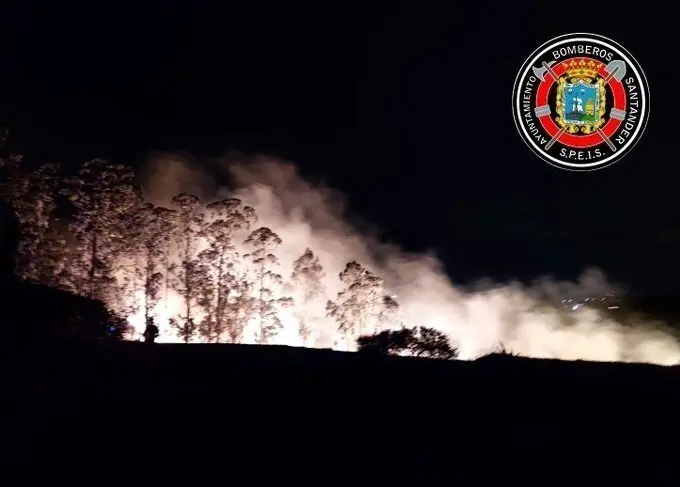 Incendio en el exterior del campo de golf de Pedre&ntilde;a