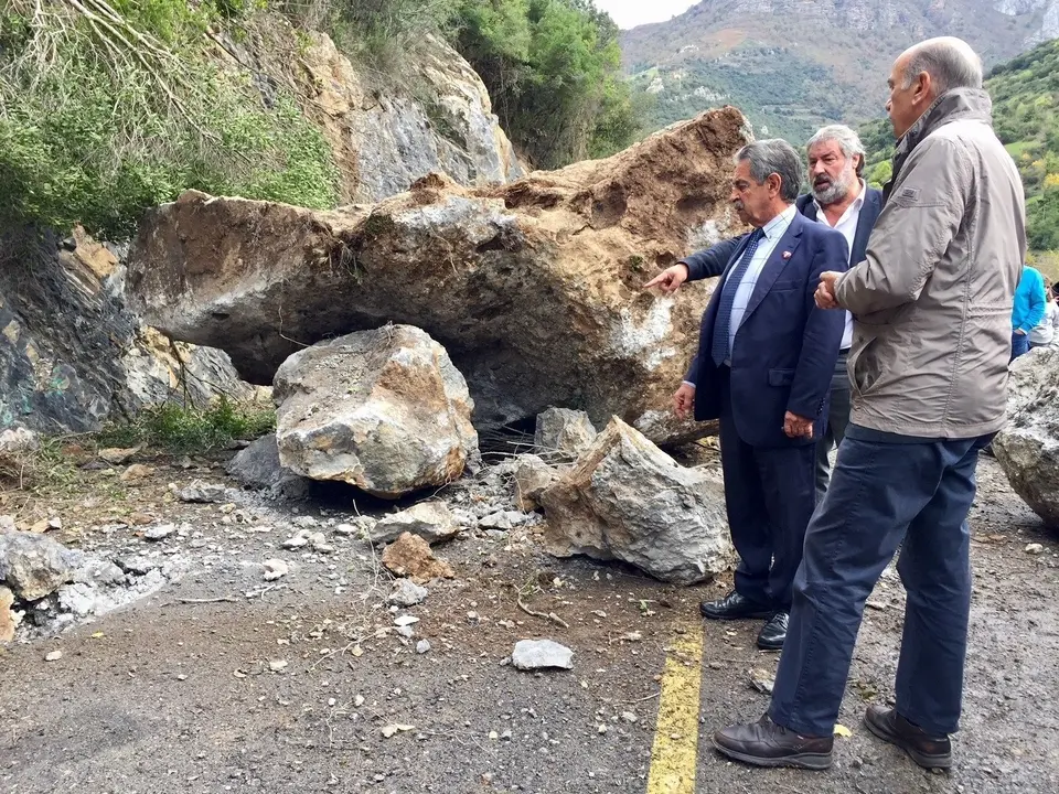 El diputado nacional del PRC Jos&eacute; Mar&iacute;a Maz&oacute;n con el presidente de Cantabria, Miguel &Aacute;ngel Revilla, en el desfiladero de la Hermida