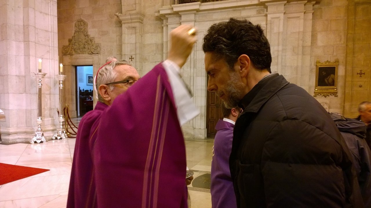 El obispo de Santander, Manuel Sánchez Monge, impone la ceniza. Foto de archivo